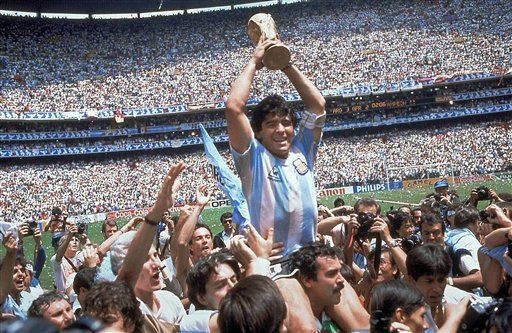 阿根廷足球傳奇人物馬拉度納（Diego Maradona）25日因心臟病發作過世，享年60歲。   圖／達志影像／美聯社