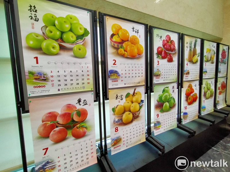 北區國稅局的水果月曆十分搶手，每月搭配不同的時令水果、吉祥語及實用稅務宣導詞。   圖：林昀真＼攝