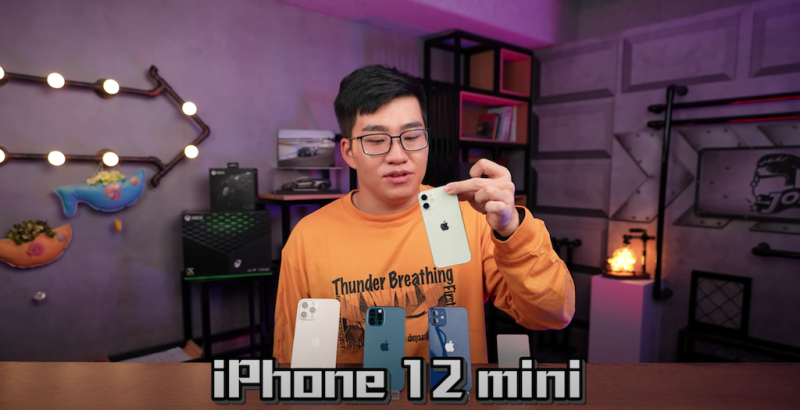 Joeman開箱iPhone 12 mini。   圖：翻攝Youtube／Joeman／11月24日