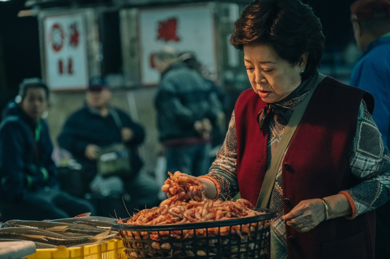 第57屆金馬獎影后陳淑芳在電影《孤味》中，時常做炸蝦捲給孩子們吃。   圖：威視電影/提供
