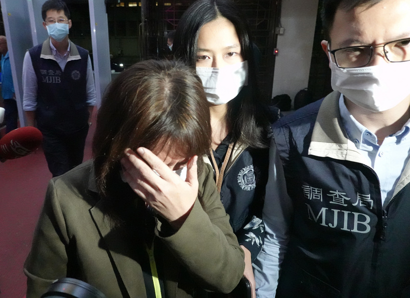 劉萍（前左）26日遭檢調約談，晚間被調查局移送北檢複訊。   圖：中央社