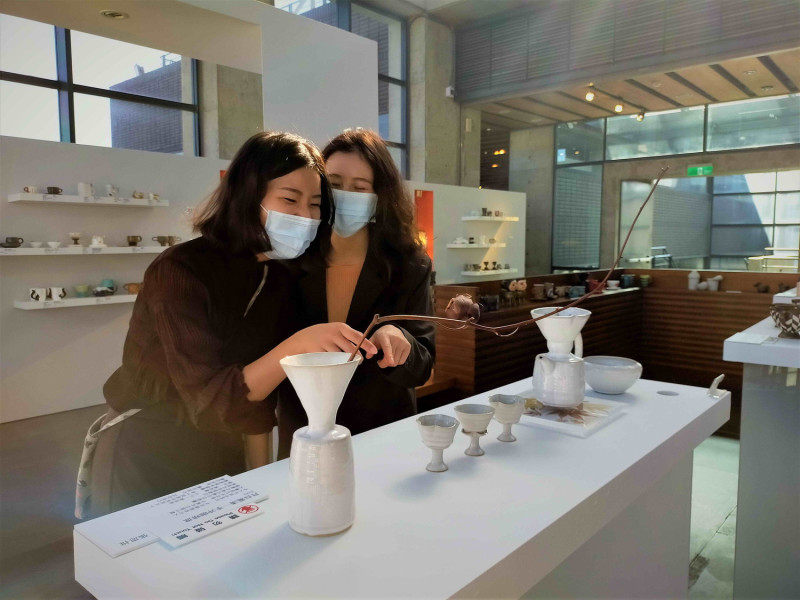 「2020國際咖啡杯大賽」特別邀請6位陶藝家，展出獨具風格感的咖啡席。   圖：鶯歌陶博館提供