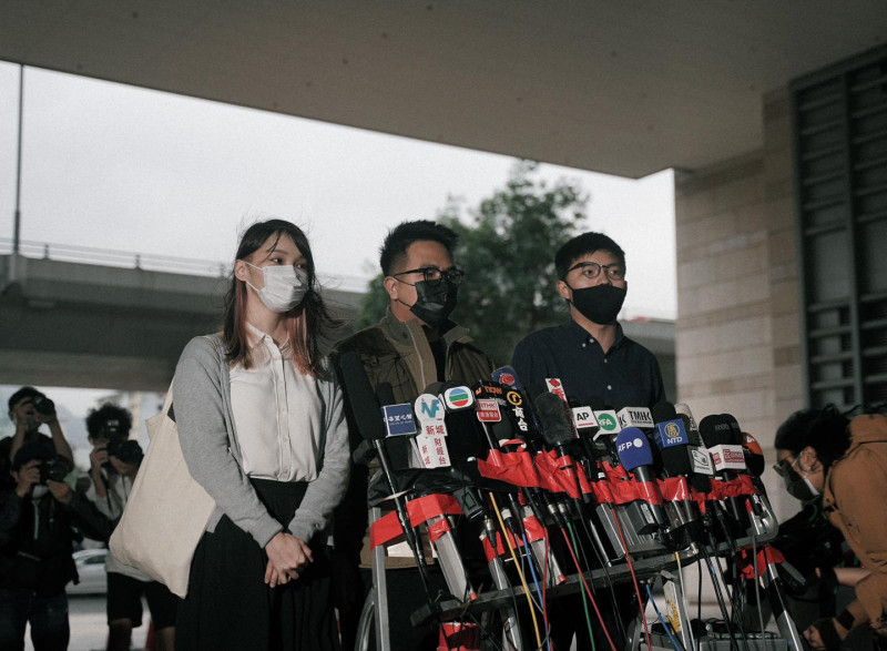 黃之鋒（右起）、林朗彥、周庭23日為包圍香港警察總署案出庭前，召開記者會，庭訊完3人被即時還柙，不准保釋。   圖：翻攝自黃之鋒臉書