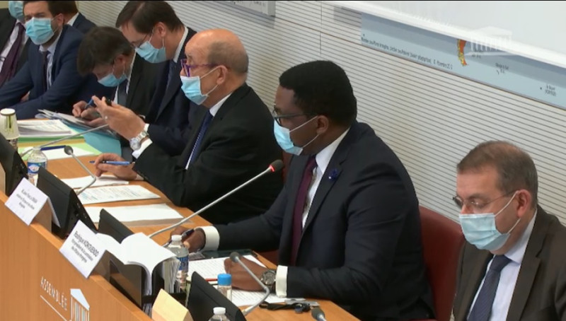 法國外長勒德里安（右三）26日出席國會接受質詢，強調抗疫不能有公衛缺口，對於台灣無法參加WHA表示遺憾。   圖：翻攝自法國國會影片