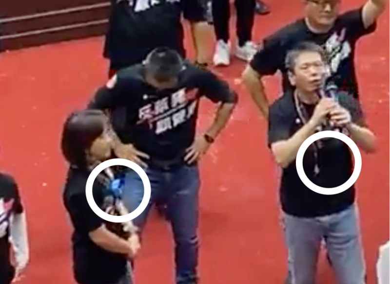 國民黨團幹部林為洲與林奕華也在胸前佩戴GoPro行動攝影機，紀錄場內狀況。   圖/林奕華臉書直播截圖