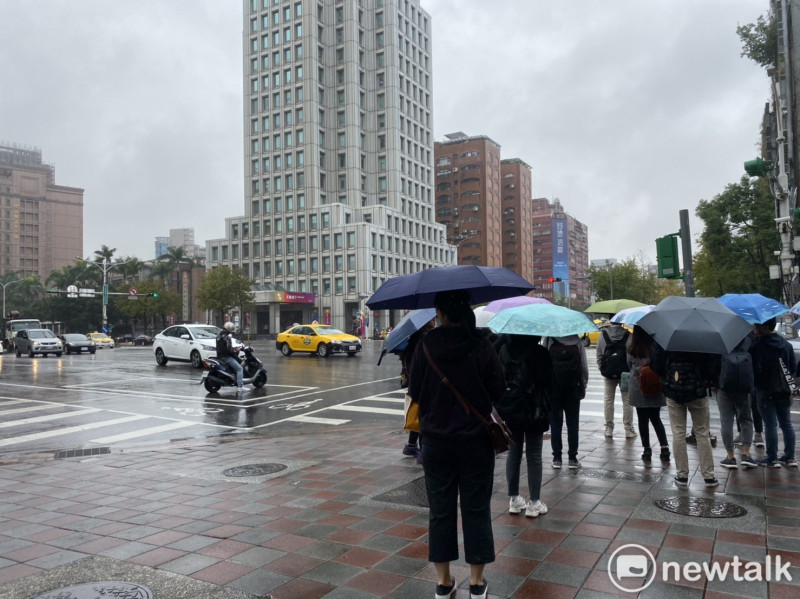今持續受東北季風影響，北台灣低溫下探17度，陰雨綿綿。   圖：新頭殼資料照/閻芝霖攝