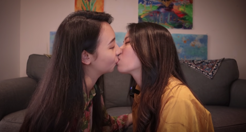 阿卡貝拉激烈熱吻。   圖：翻攝Youtube／阿卡貝拉CACA&BELLA／11月25日