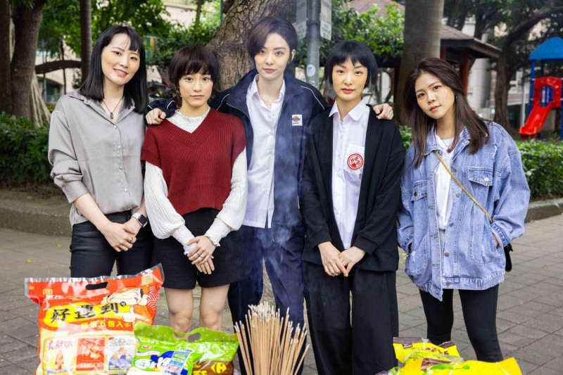 編劇薛奕絜(左起)、演員陳加恩、孫譓檸、朱葒、監製黃亭瑜。   圖：繽紛紛提供