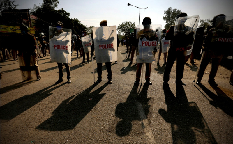 面對農民抗議，印度鎮暴警察嚴陣以待。   圖：達志影像/美聯社