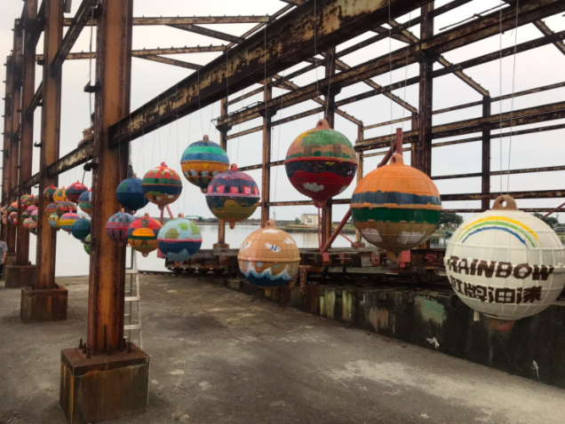 彩繪海廢浮球裝置藝術。   圖：高雄市海洋局／提供