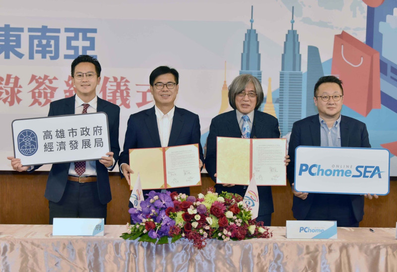 陳其邁(左二)、廖泰翔(左一)、詹志宏(右二)與「PChomeSEA」代表。   