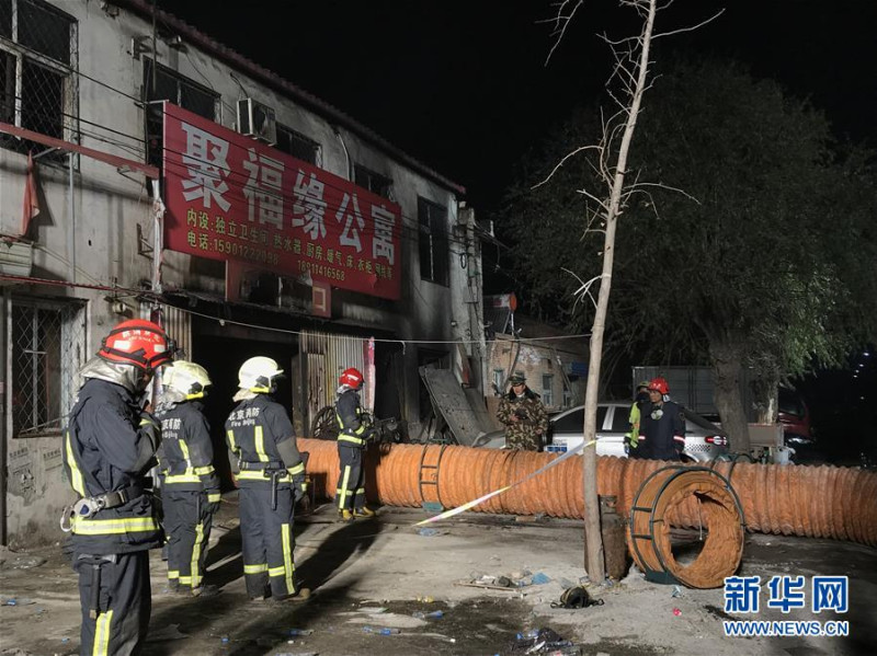 2017年北京大興區西紅門鎮新建二村發生大火，為的就是趕走收入低的「低端人口」。   圖：翻攝自新華網