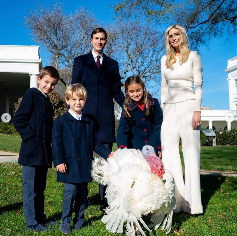 伊凡卡和她的丈夫庫許納（Jared Kushner）帶著孩子們一同歡度感恩節。   圖：翻攝自ivanka trump的Instagram