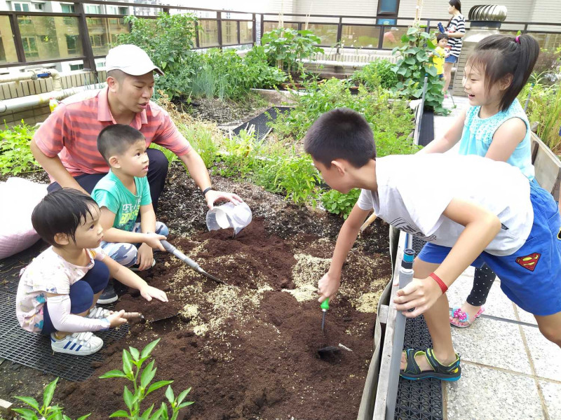 山海青社區的屋頂農場讓社區居民一起參與種植，樂趣無窮還兼顧都市綠化及建物降溫功能。   圖：新北市環保局提供