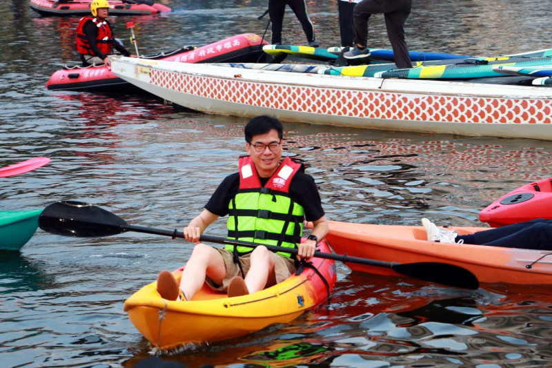 陳其邁下水玩獨木舟。   圖：高雄市政府/提供