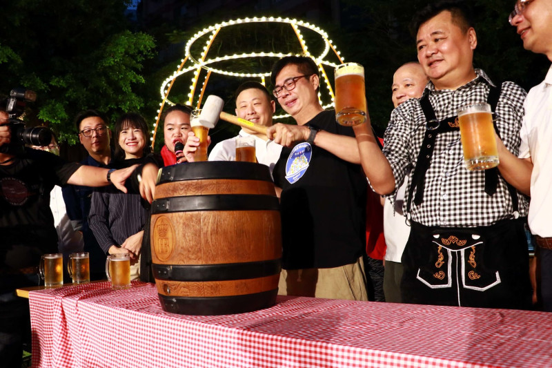 陳其邁(右三)敲下橡木桶象徵「愛河啤酒花園」正式揭幕。   圖：高雄市政府/提供