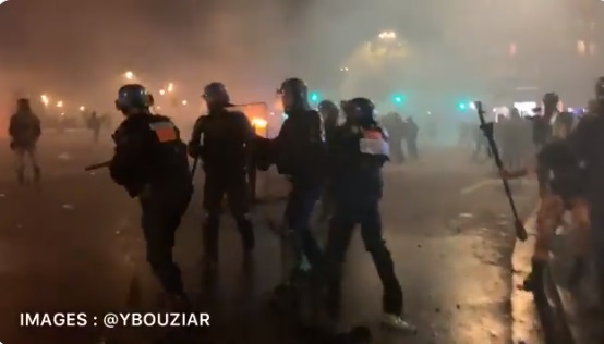 巴黎遊行有疑似激進無政府主義者「黑塊」分子砸毀車輛與店家、焚燒或推翻路邊車輛，警民雙方也互相投擲煙霧彈。   圖/翻攝自推特