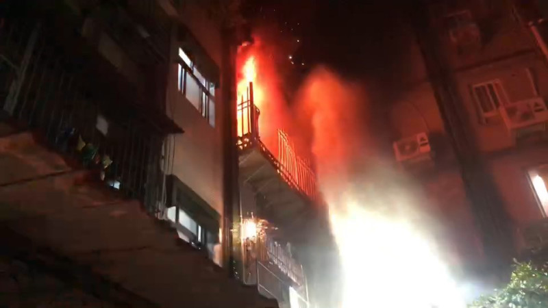 新莊泰順街29日凌晨發生公寓3樓發生火警，媽媽帶12歲兒子及9歲女兒跳樓逃生獲救。（翻攝畫面）   