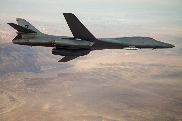 美國空軍公布了一架攜帶「聯合空對地距外導彈」（JASSM）的B-1B轟炸機在加州愛德華茲空軍基地上方的飛行照片。   圖 : 翻攝自US Airforce