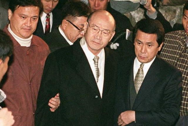 韓國前總統全斗煥習慣配戴眼鏡（如圖中間），但在今日出庭時卻未配戴眼鏡。(資料照片)   圖  : 翻攝自每日頭條