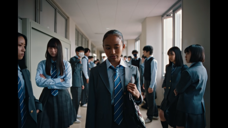 NIKE JAPAN最新廣告中出現不同種族的學生在日本被霸凌的情節。   圖：翻攝自NIKE JAPAN Youtube
