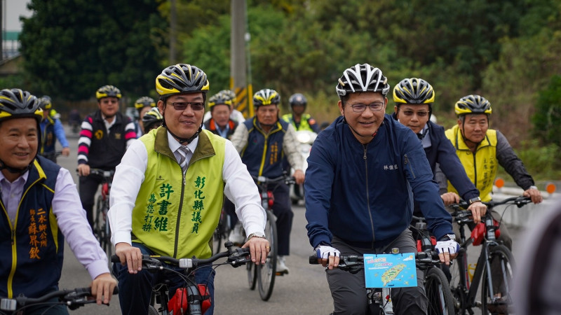 林佳龍與彰化地方人士一同騎自行車體驗及考察自行車道現況。   圖：參山處/提供