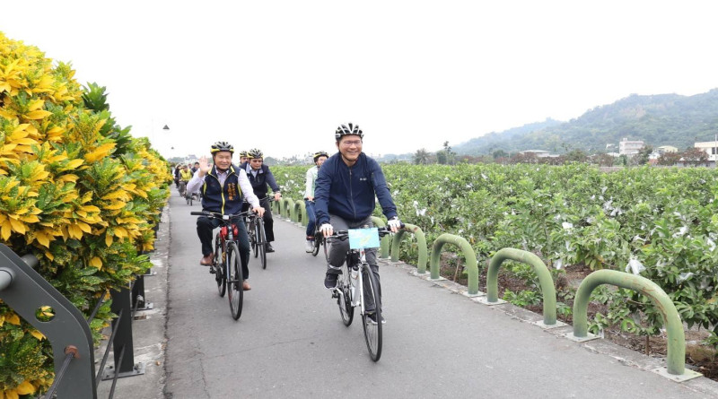 林佳龍與彰化地方人士一同騎自行車體驗及考察自行車道現況。   圖：參山處/提供