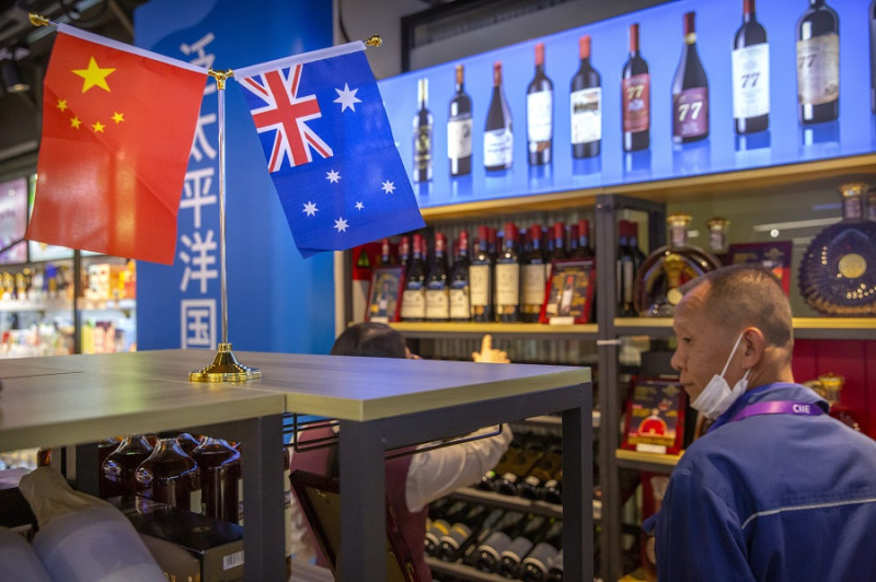 中澳貿易關係有望緩解，澳洲貿易暨觀光部長法拉爾（Don Farrell）向外媒表示兩國有積極的現象，圖為在中國販售的澳洲紅酒。(資料照片)   圖：達志影像/美聯社