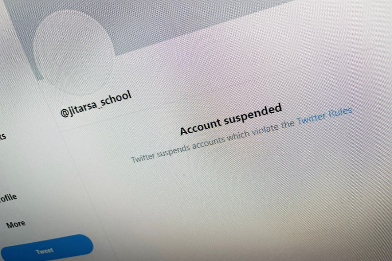 推特官方29日將一個泰國保皇黨的帳號「@jitarsa_school」封鎖。   圖：達志影像/路透社
