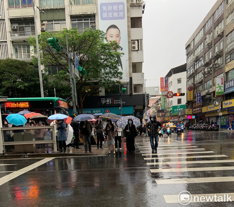 氣象局表示，本週北台灣、宜花地區都會持續有雨。   圖：張家寧／攝