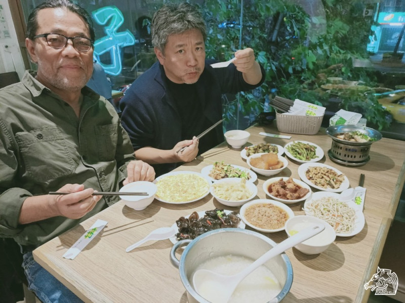 李屏賓(左)與是枝裕和(右)在九份用餐。   圖：金馬執委會/提供