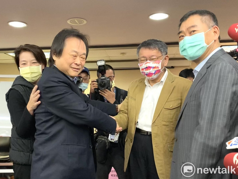 台北市長柯文哲（右2）、民進黨議員王世堅（左2）難得握手破冰。   圖：周煊惠／攝
