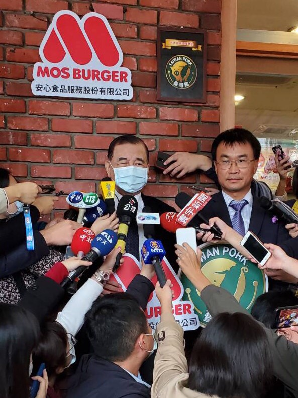 首批台灣豬標張今日起陸續發出，摩斯漢堡成為首家掛牌店家。   圖：翻攝自MOS Burger 摩斯漢堡「癮迷」俱樂部臉書