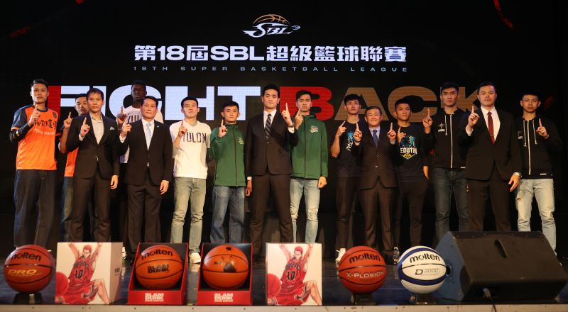 第18季SBL超級籃球聯賽舉行開賽記者會，五隊代表教練和球員。   圖／中華籃協提供