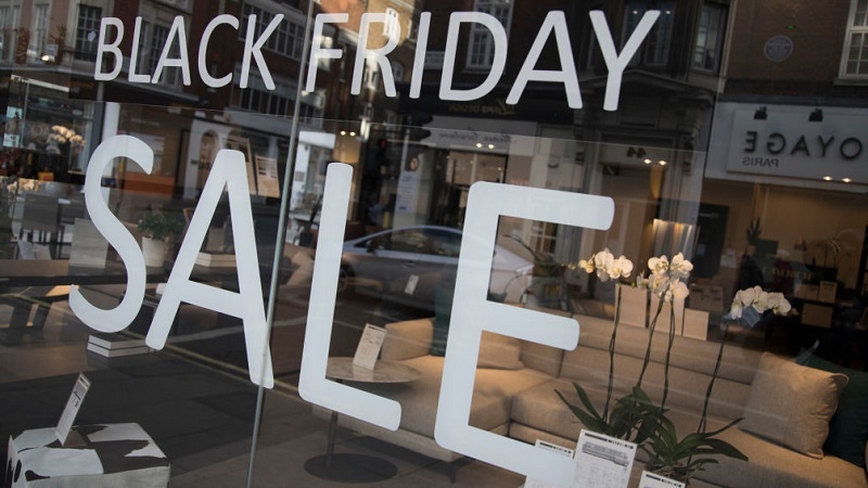 因受疫情影響，今年黑色星期五購物節實體店面的客流量減少近五成。   圖：翻攝自blackfriday.com