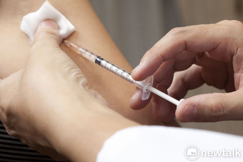 葡萄牙一名41歲的女醫護人員日前接種第一劑輝瑞武漢肺炎疫苗後，48小時後死去。   圖：新頭殻資料照