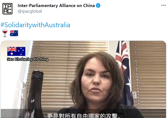 IPAC聲援被中國課重稅的澳洲，他們號召大家在12月一起購買與飲用澳洲紅酒。   圖: 翻攝自IPAC推特