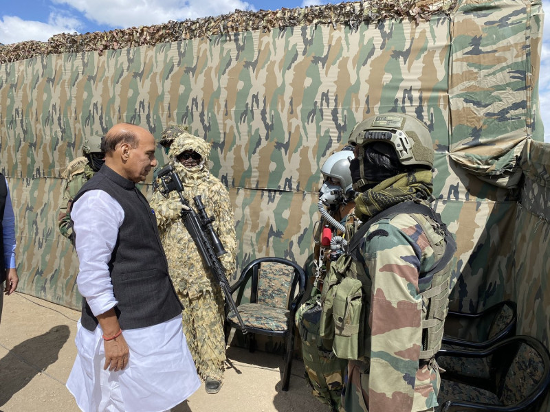 印度國防部長（左）今年夏天探視駐紮在班公湖的特種部隊，為他們打氣。   圖：翻攝自印度國防部長辦公室推特