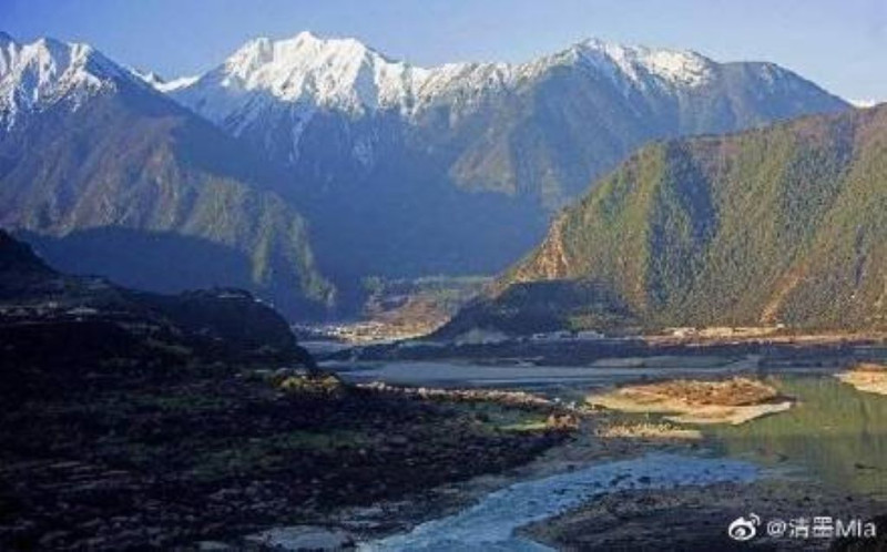 中國計畫在雅魯藏布江下游興建新的大型水壩，外傳發電量可達3個三峽大壩，引起各界議論。   圖：翻攝自微博