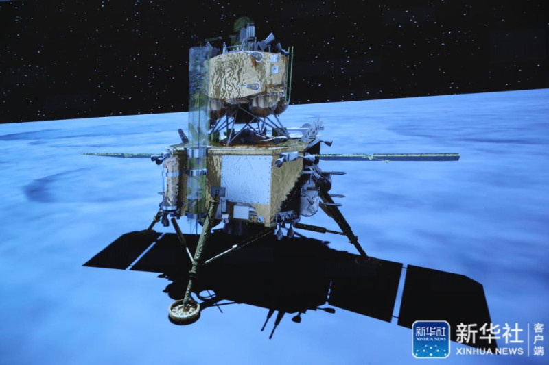 中國發射「嫦娥5號」登月探測器，於台北時間晚上11時成功降落月球表面，並傳回降落影像，成為中國第三個登月的探測器。   圖 : 翻攝自新華社