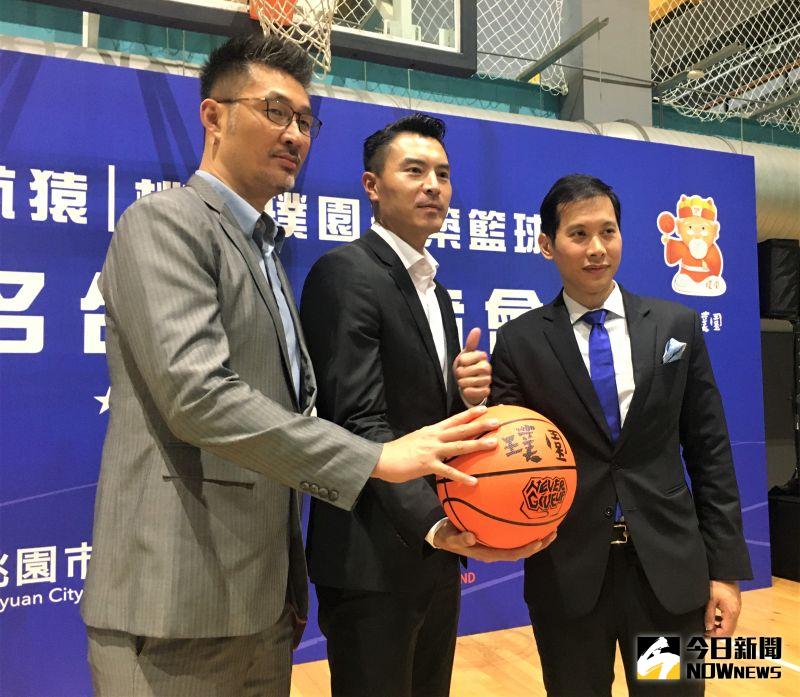 桃園領航猿總教練劉義祥（左起）、球隊經理陳信安、桃園璞園總教練顏行書。   圖：鍾東穎／攝