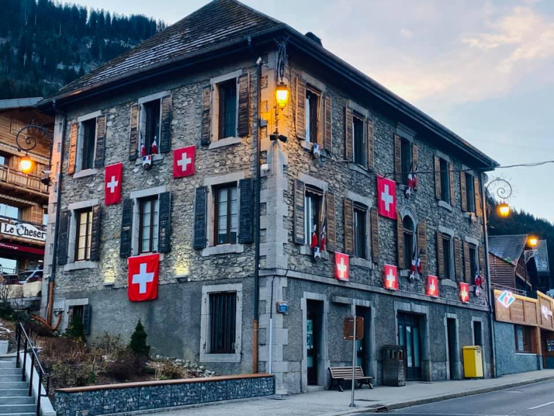 法國政府下令關閉境內滑雪場惹滑雪勝地沙泰勒市不滿，為了表達抗議，他們將市政廳掛滿瑞士的國旗。。   圖：翻攝自Nicolas Rubin臉書
