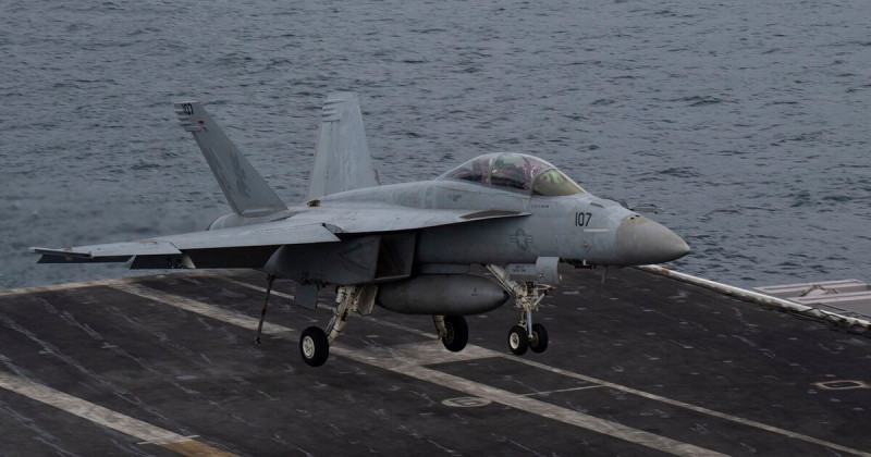 美國海軍對俄羅斯的監控不敢鬆懈，一架F / A-18F超級大黃蜂戰機剛執行完任務，在阿拉伯海的尼米茲號航空母艦降落。   圖：翻攝自美國《海軍時報》