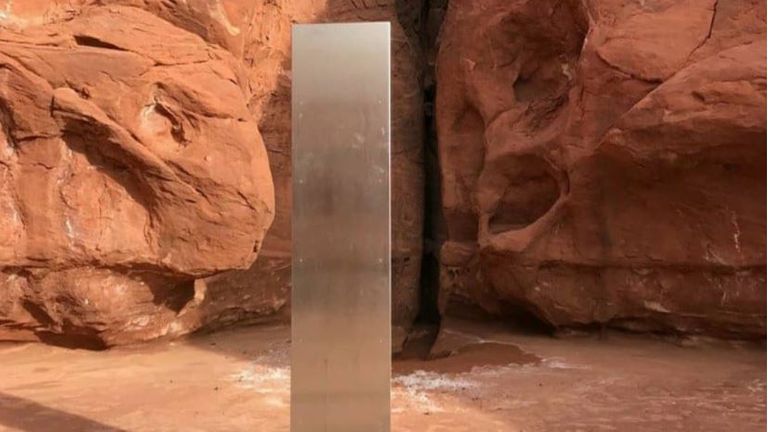 美國猶他州土地管理局上（11）月18日發現一塊來源不明的神秘金屬「巨石」   圖：翻攝自環球網