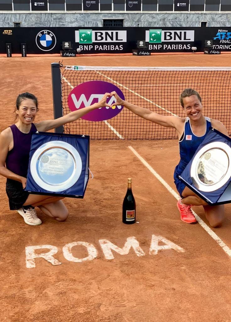 我國網球一姊謝淑薇和捷克搭檔Barbora Stracova勇奪羅馬女網賽冠軍。   圖／取自謝淑薇粉專