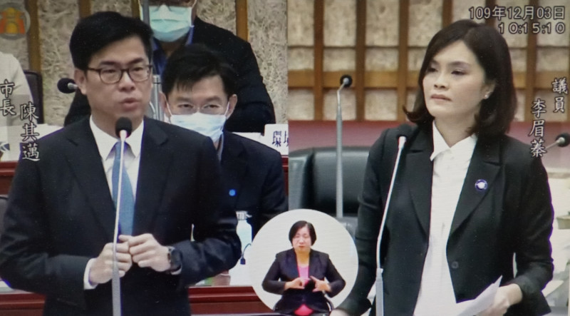 陳其邁(左)首度在總質詢面對市長補選對手李眉蓁。   圖：翻攝高市議會臉書直播畫面
