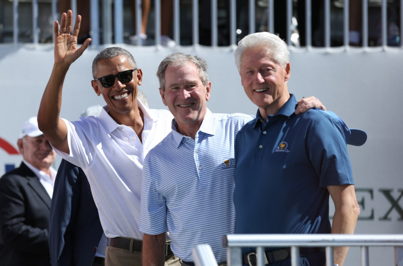 美國三名前總統柯林頓(右)、小布希(中)、歐巴馬。他們都出席拜登就職大典以表示對新政府的支持。(資料照片)   圖：達志影像/路透社