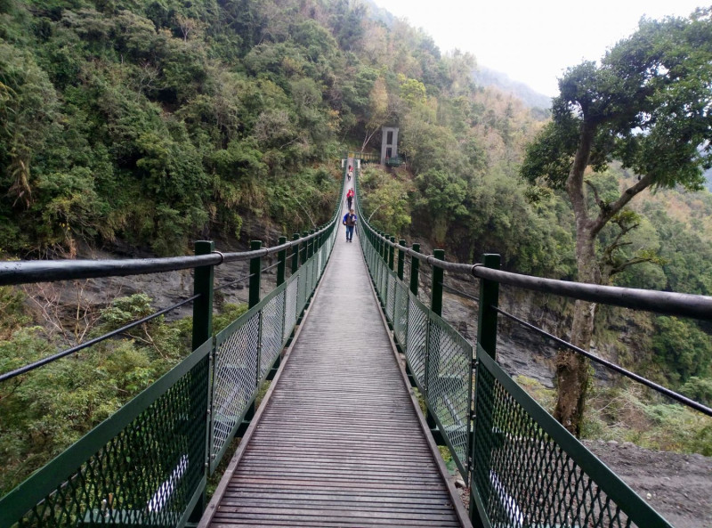 瓦拉米步道新山風一號吊橋。   圖：翻攝自瓦拉米步道臉書