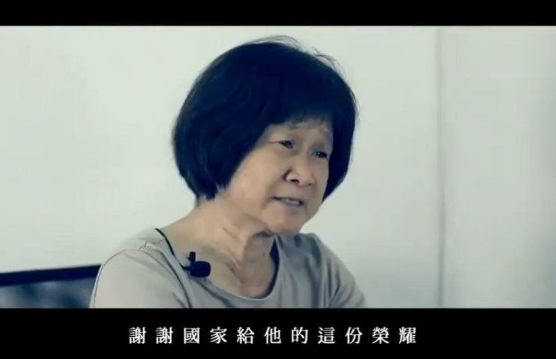 朱冠甍的母親忍受喪子之痛，感謝國家並為國軍打氣，讓網友感動落淚。   圖：翻攝中華民國空軍臉書
