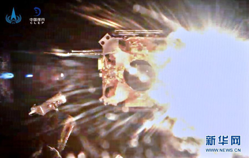 嫦娥五號上升器點火引發的瞬間。   圖 : 翻攝自新華網